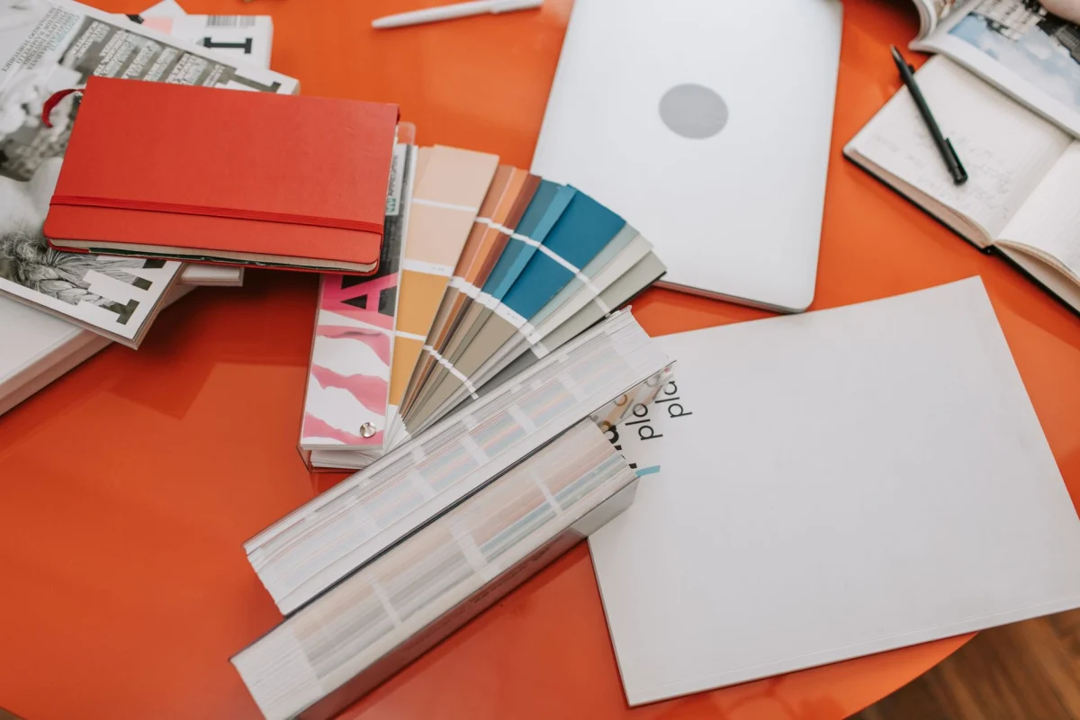 Poste de travail avec plans, échantillons de couleurs et téléphone