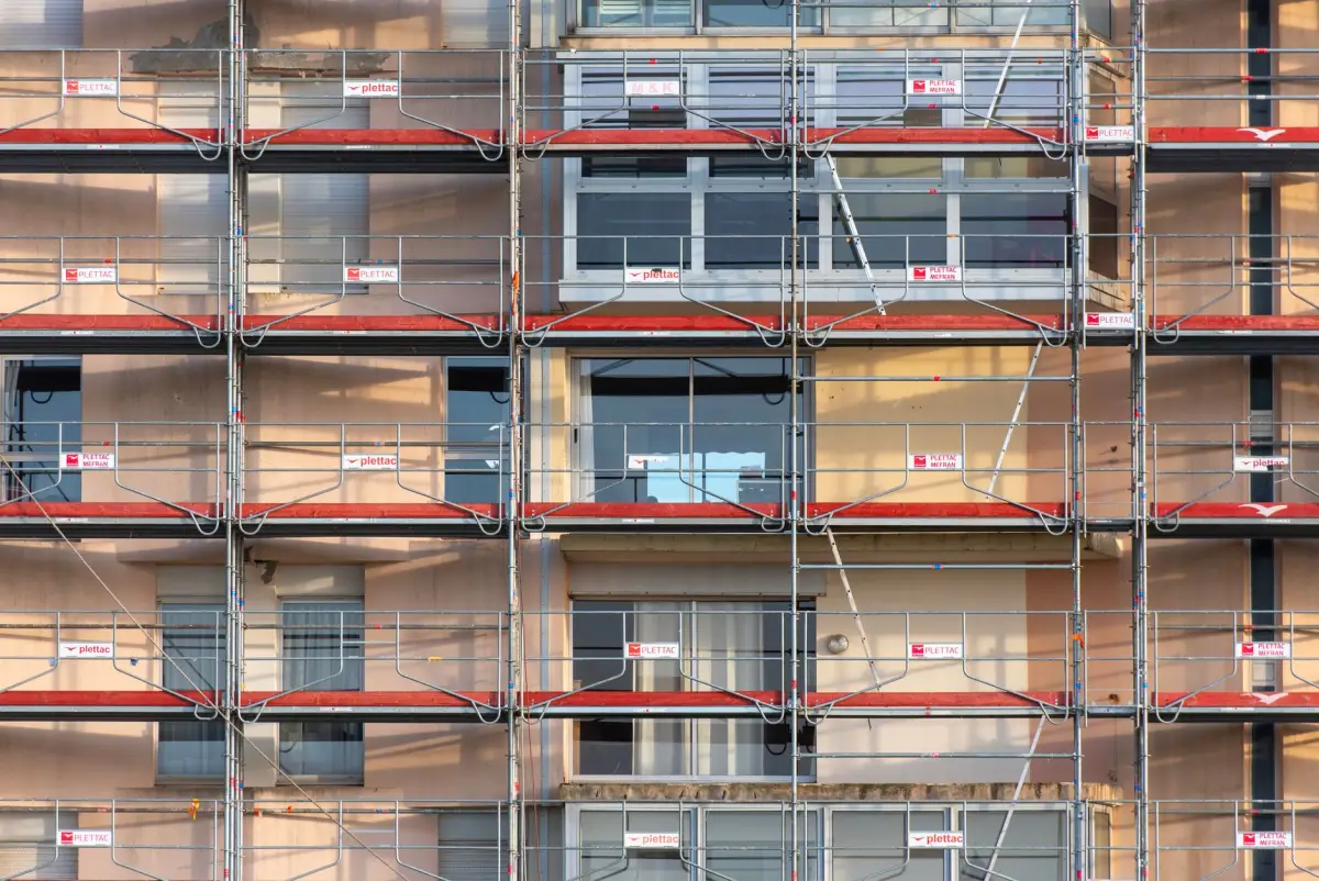 Façade de maison en cours de ravalement avec échafaudage