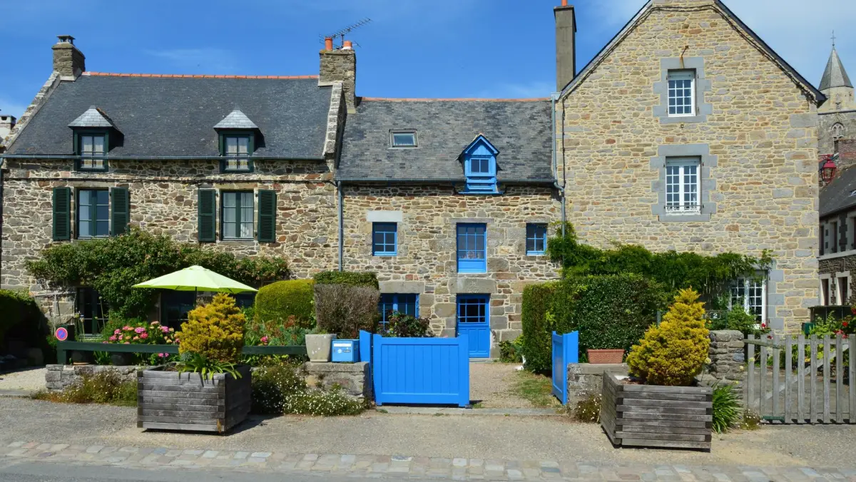 Maisons de bourg mitoyennes en pierre dans la plaine de Limagne