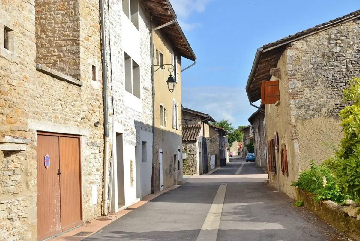 Rue bordée de maisons anciennes dans une commune thermale du Puy-de-Dôme