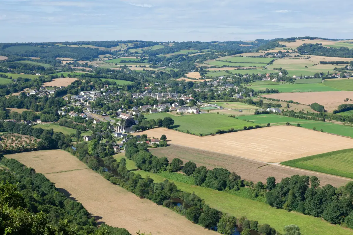 Village du nord du Puy-de-Dôme entouré de champs de la plaine de Limagne